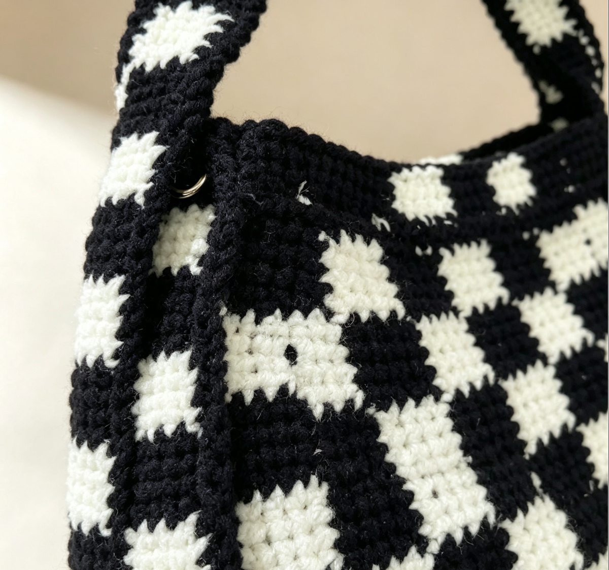 Bolso de playa de ganchillo estilo preppy hecho a mano por diseñador de moda Bolso tote con patrón de tablero de ajedrez personalizable